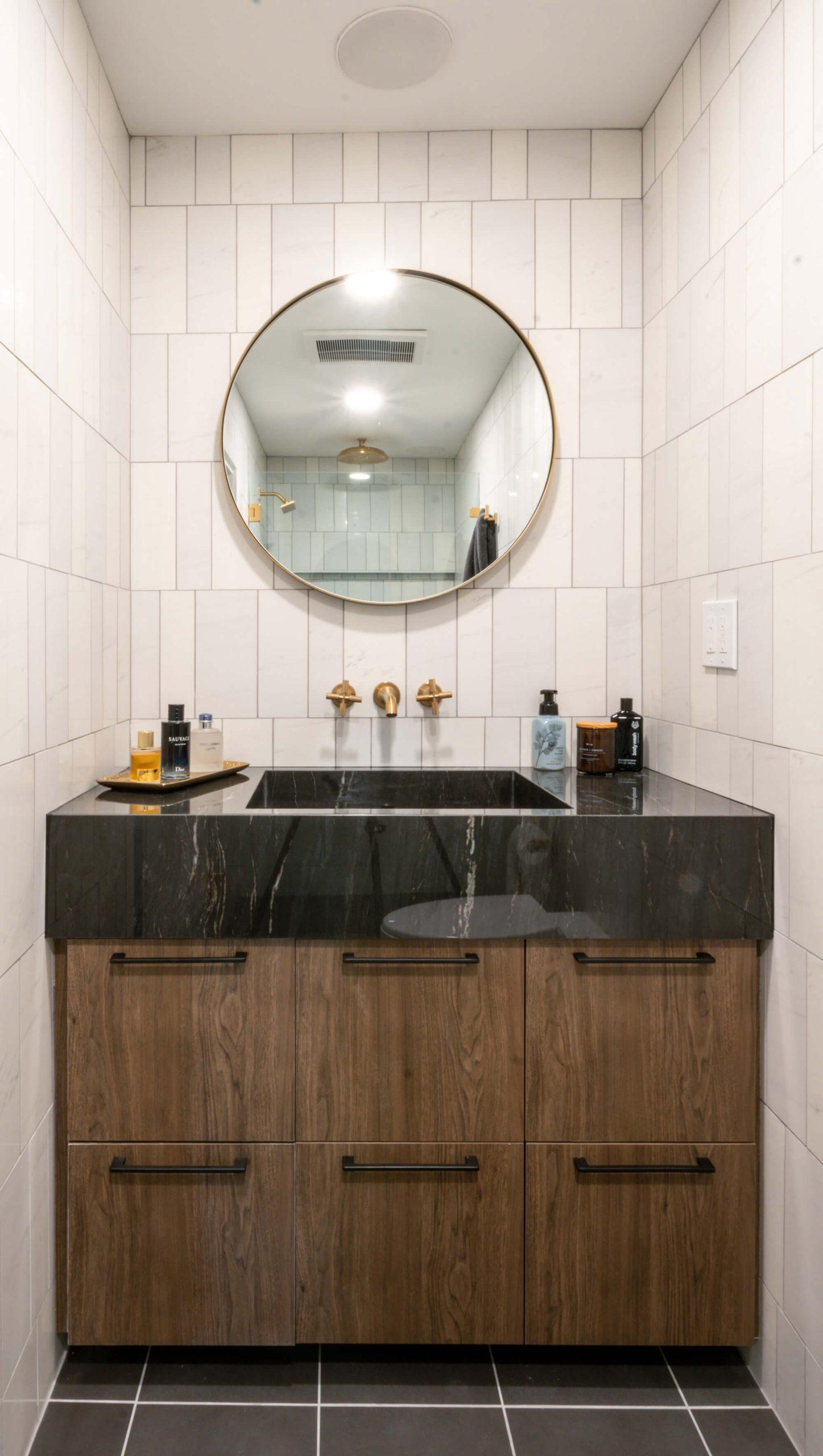 A bathroom with a sink and a mirror