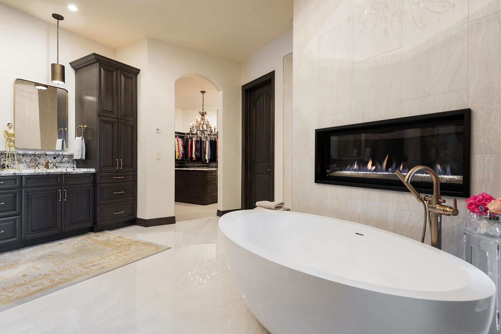 A large white bath tub sitting in a bathroom