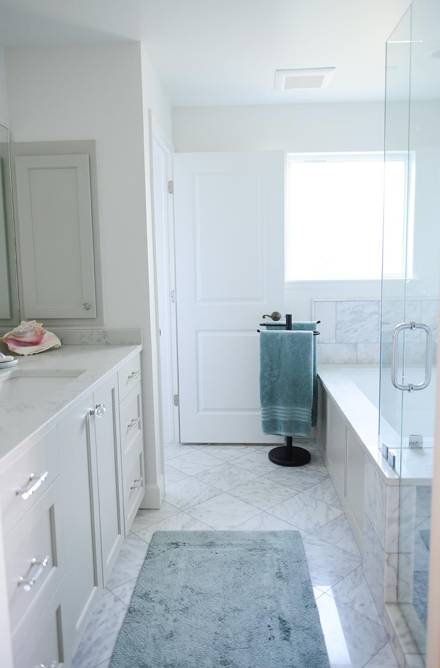 A bathroom with a blue rug on the floor